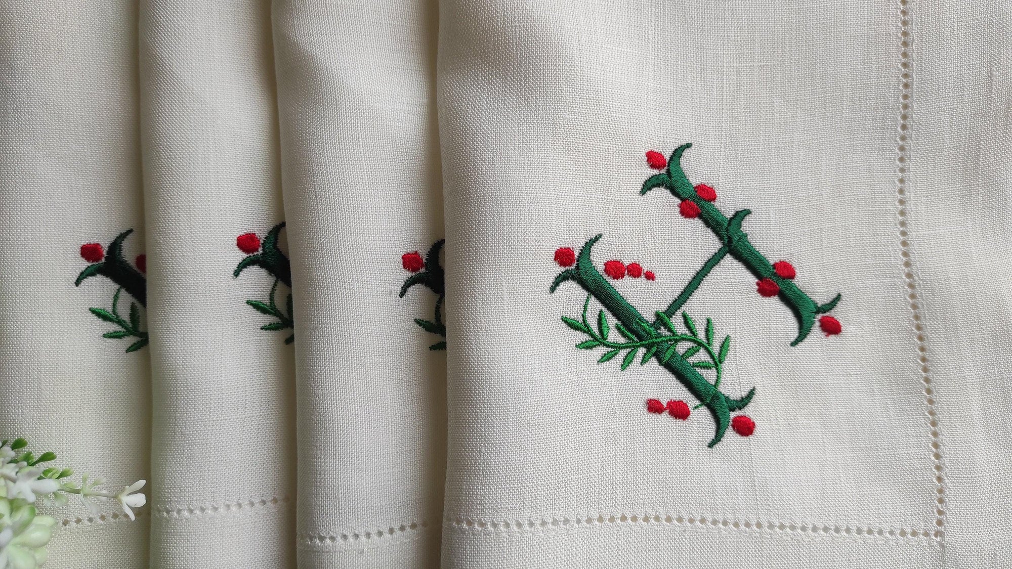 Christmas Monogrammed Napkins, Personalized Xmas Linen Napkins, Holly Monogrammed Linen Napkins, Christmas Custom Misletoe Linen Napkins
