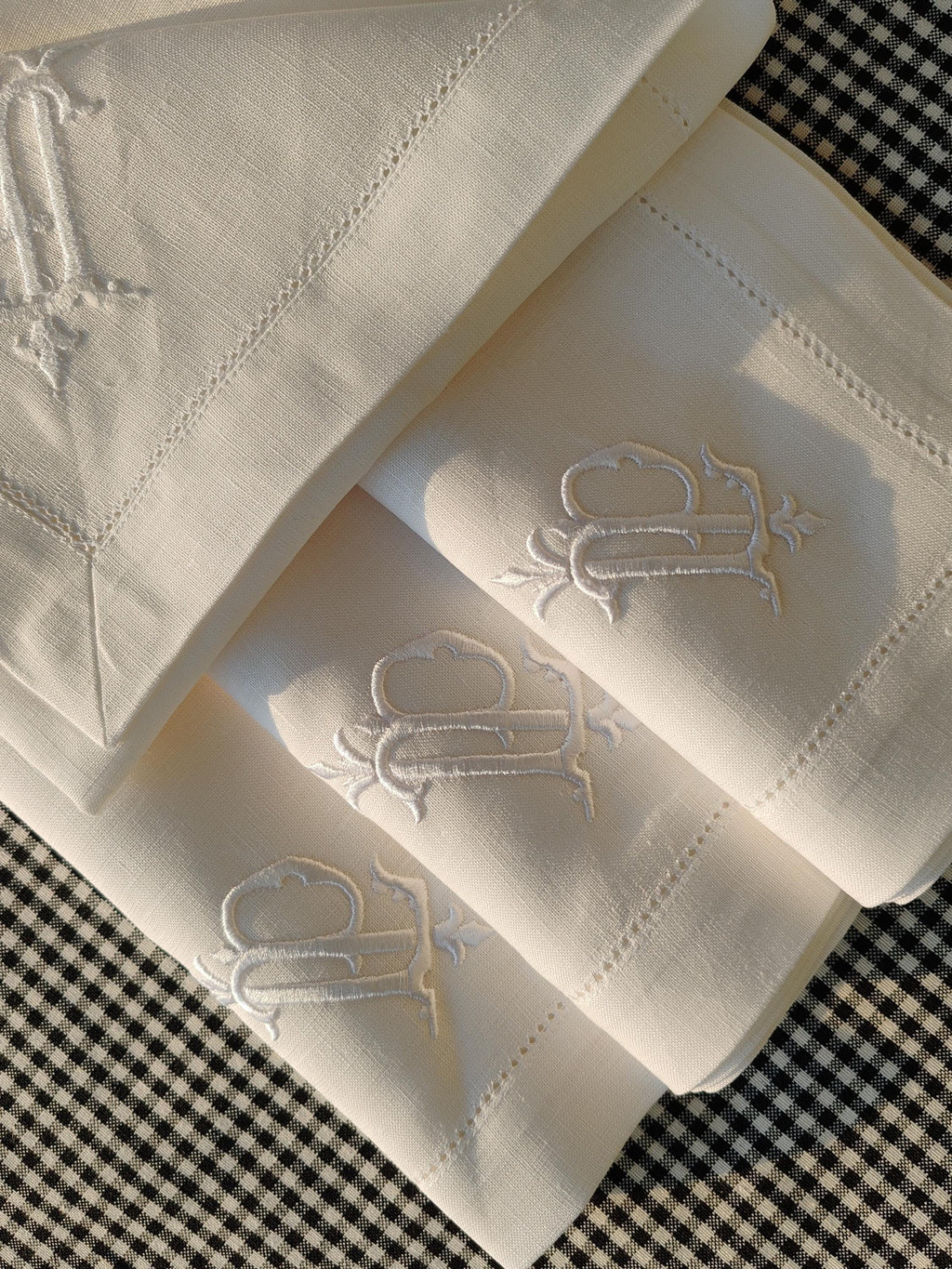 Personalized  Linen Napkins, Monogrammed Napkins, Custom Linen Napkins, Embroidered Initials on Wedding Napkin, Letter Monogrammed Napkins